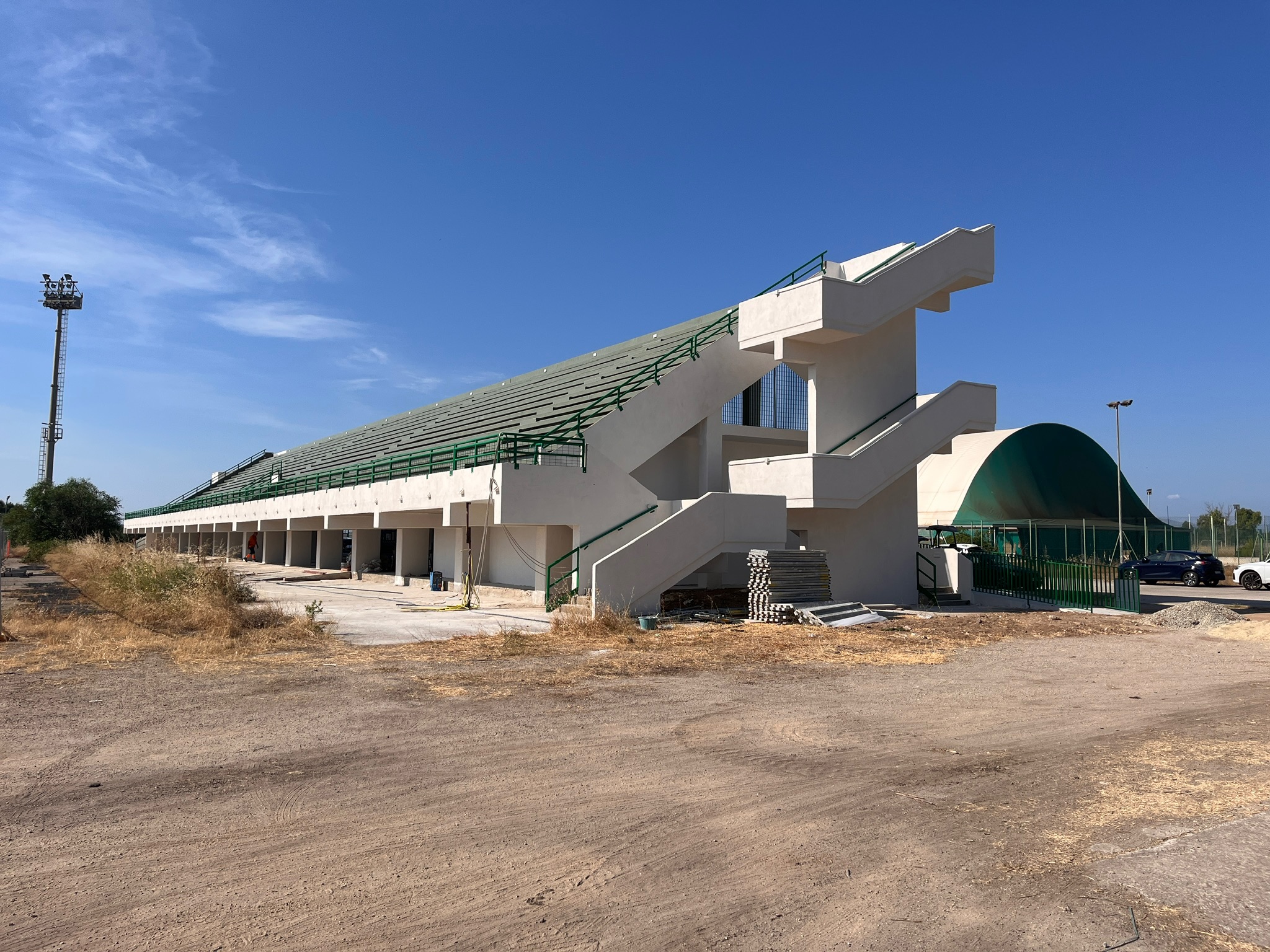 Tribuna del complesso sportivo Is Arenas – Sa Cora